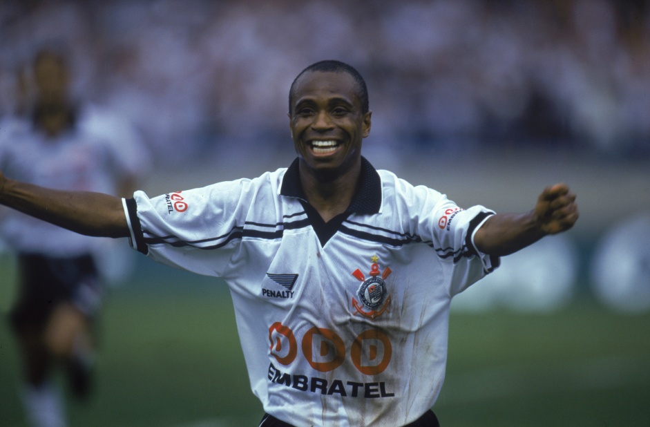 H 24 anos, Edlson entrava em campo pela primeira vez com a camisa do Corinthians