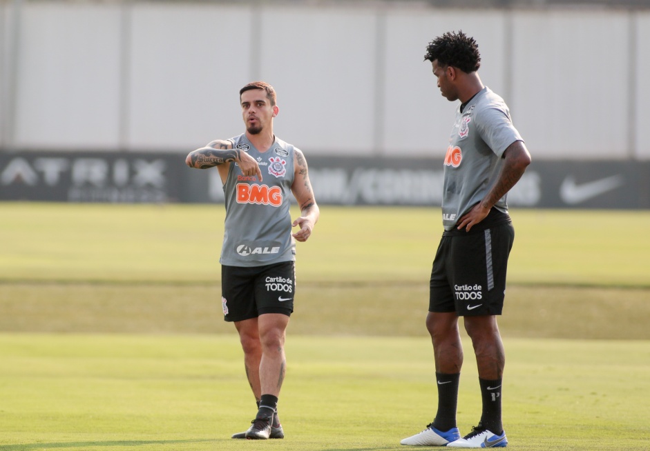 Fagner cumpriu suspenso no ltimo jogo e agora volta para formar a linha de defesa do Corinthians