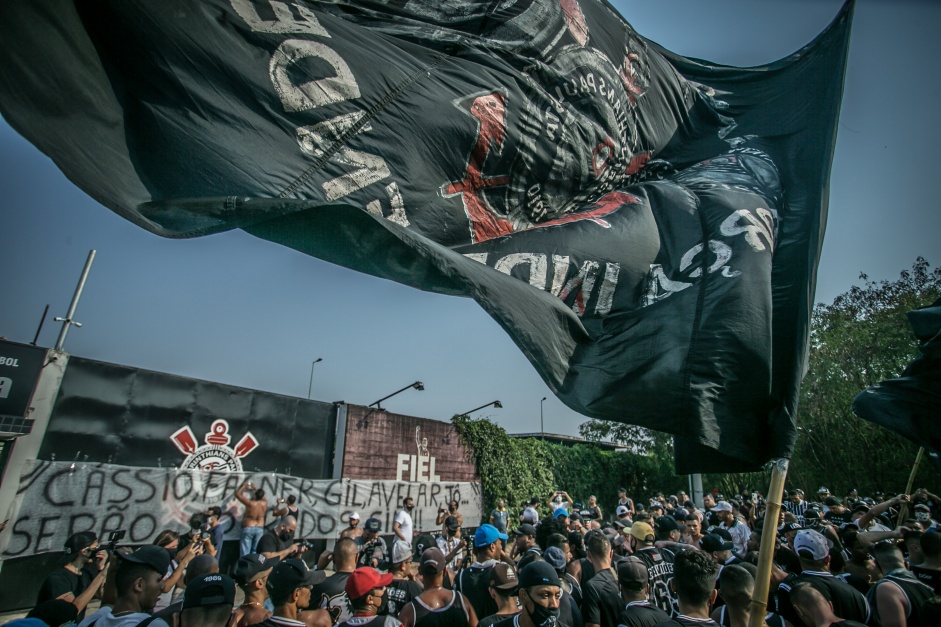 Organizadas do Corinthians protestam em frente ao CT Joaquim Grava