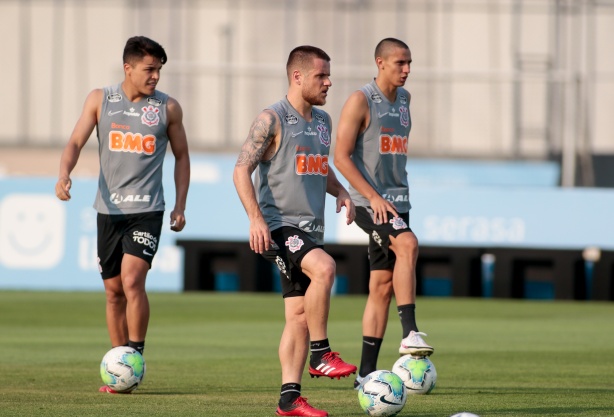 Ramiro vai para o clássico com dois cartões amarelos; os jovens Mantuan e Roni podem ser as novidades no elenco titular