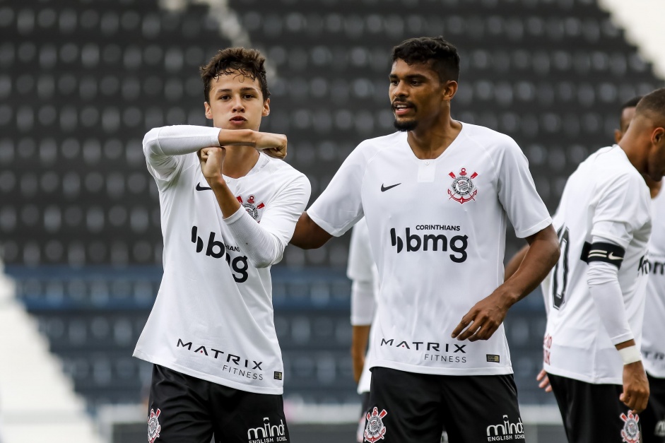 Matheus Arajo (esquerda) vive bom momento no Sub-20 do Corinthians