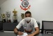 Destaque do Sub-20, meia Vitinho renova contrato com Corinthians