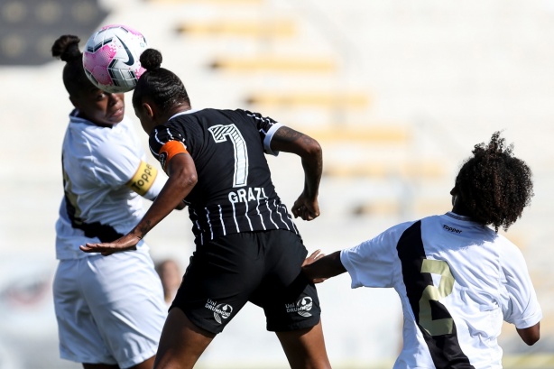 Grazi cabeceia a bola para marcar o seu primeiro gol na tarde deste domingo