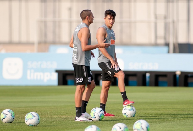 Provável titular do Corinthians, Roni é um dos pendurados para o jogo desta noite