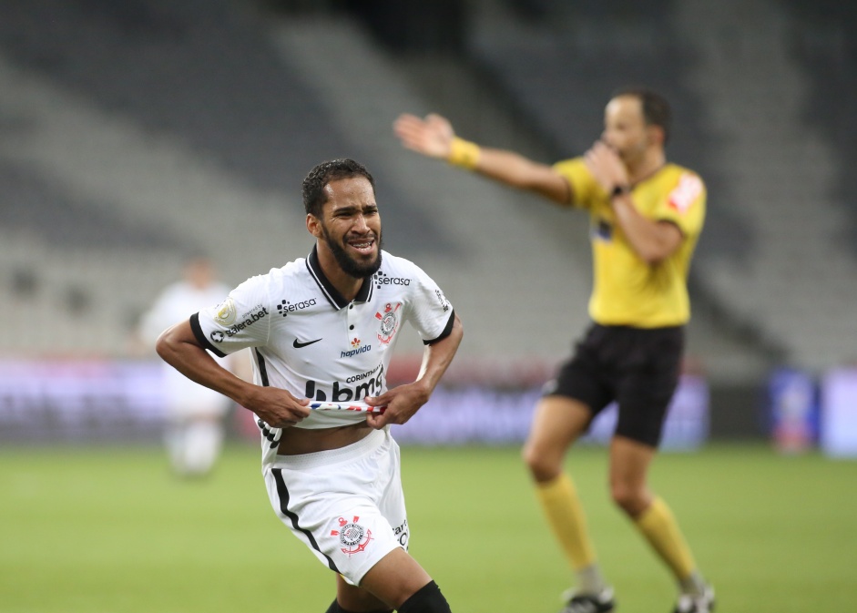 Everaldo voltou a marcar pelo Corinthians depois de mais de oito meses