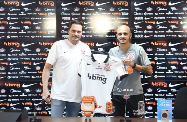 F�bio Santos posou ao lado do diretor Eduardo Ferreira