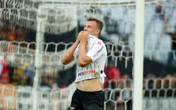 Carlos Augusto entra na mira da Juventus e pode render poss�vel lucro ao Corinthians