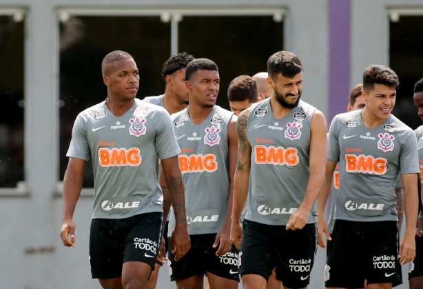 Xavier, Camacho e Roni s�o tr�s dos pendurados do Corinthians para este s�bado