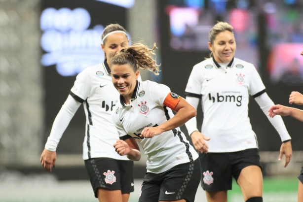 Tamires marcou o segundo gol do Corinthians na vit�ria por 2 a 1 contra o Gr�mio nas quartas de final do Brasileir�o Feminino