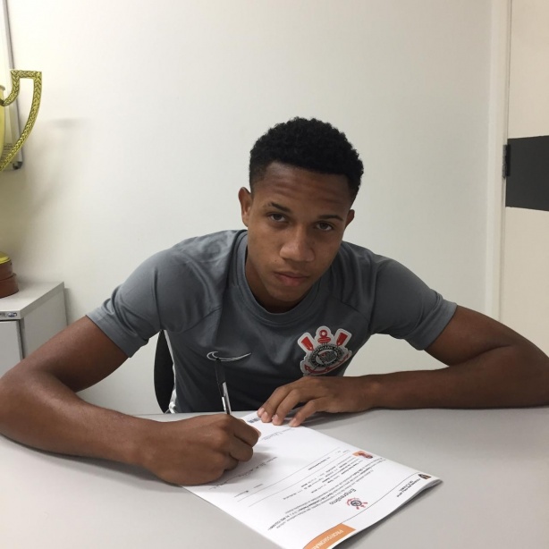 Thaigo foi revelado pelo Nova Iguaçu e chega para jogar no sub-17 do Corinthians