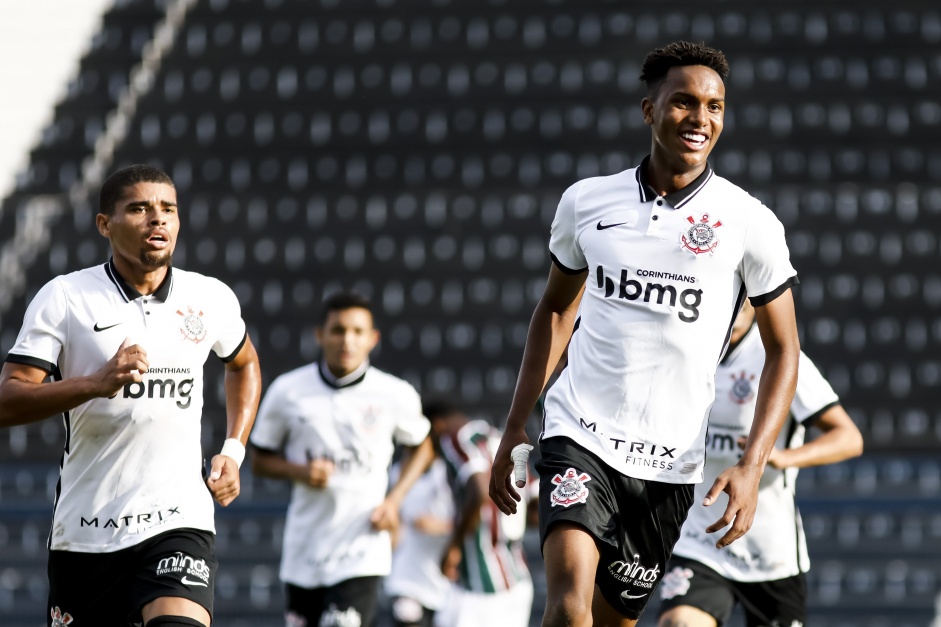 Cau marcou o primeiro dos trs gols do Corinthians nesta quarta-feira
