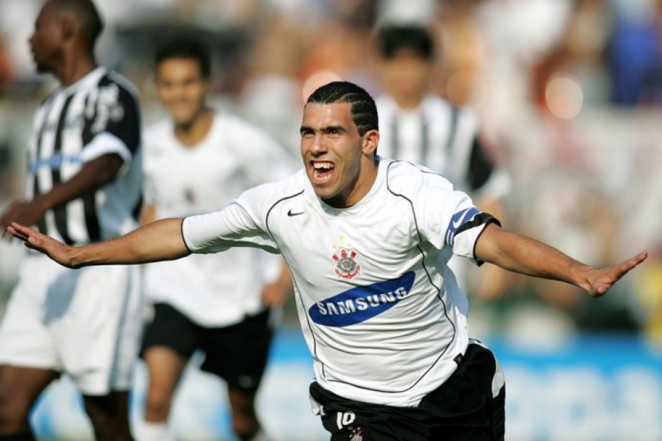 Tevez marcou trs gols e deu passe para outro em uma das suas maiores exibies pelo Corinthians
