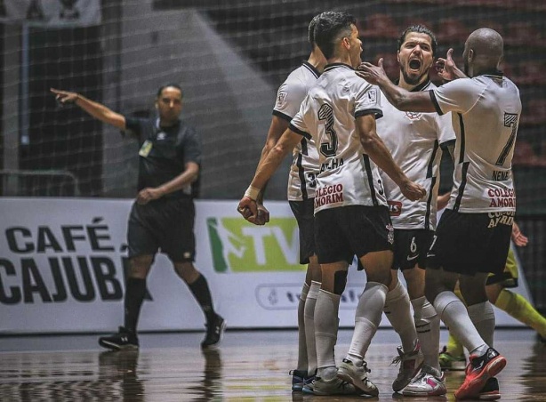 Corinthians vence e avana para as quartas de final da LNF