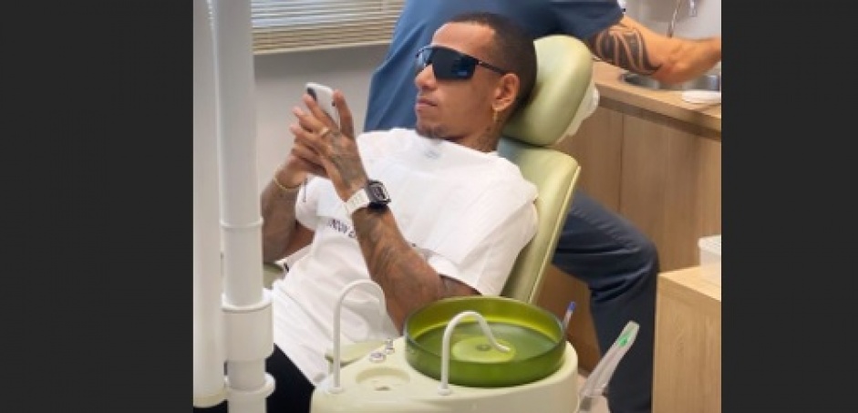 Otero sentado no consultrio do dentista  espera da arrumao nos dentes