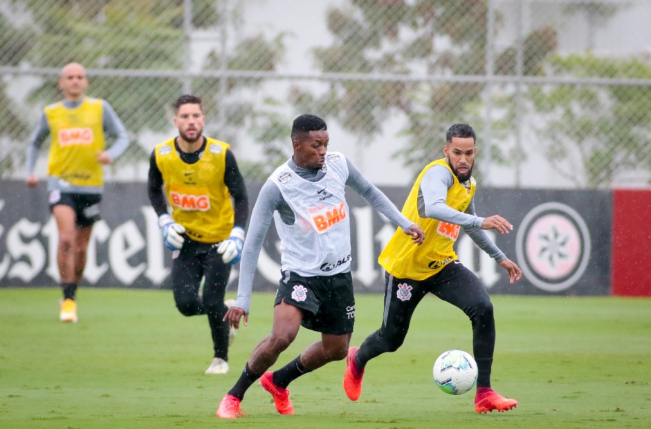 Corinthians volta a treinar no CT Joaquim Grava de olho no duelo com Grmio