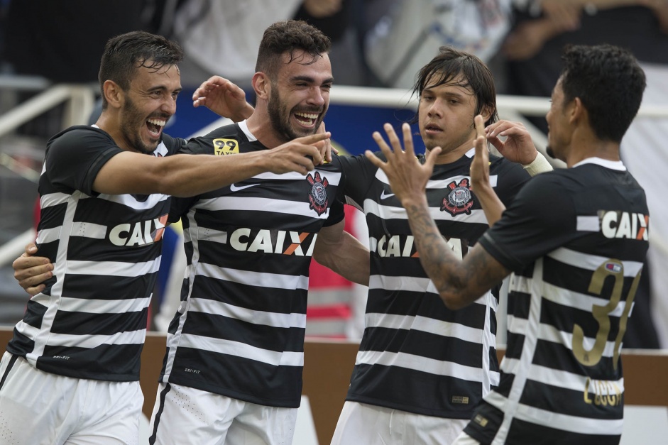 Corinthians goleou o São Paulo por 6 a 1 no jogo de entrega da taça do Campeonato Brasileiro