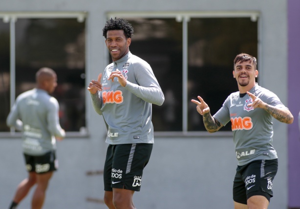 Gil e Fagner foram titulares no empate contra o Grêmio no último domingo