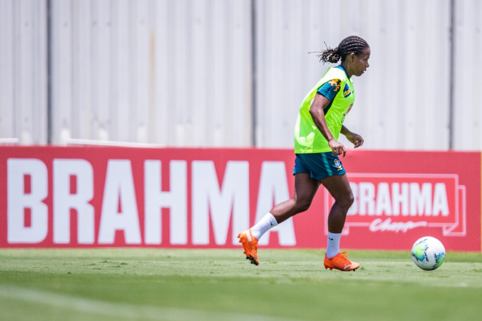 Formiga, uma lenda do futebol feminino do Brasil, treina no CT Joaquim Grava com a Seleo