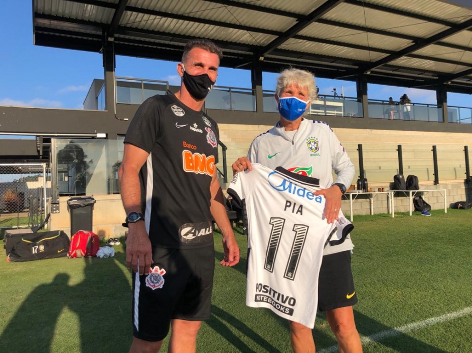 Mancini entregou o presente em nome do Corinthians para Pia Sundhage