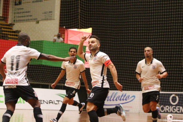 Corinthians viveu grande ano e quase terminou com dois t�tulos de import�ncia