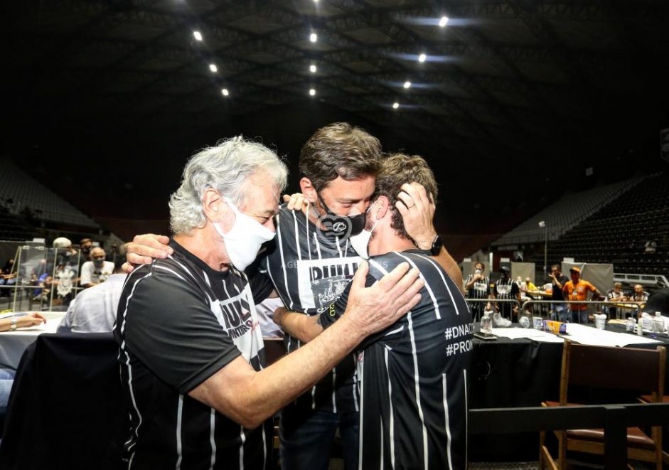 Adlson Monteiro Alves ( esq.) festeja a eleio de seu filho Dulio Monteiro Alves  presidncia do Corinthians