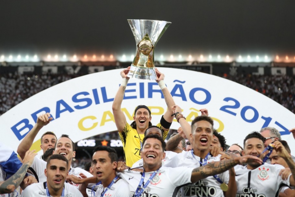 Corinthians j havia erguido a taa trs rodadas antes do final do Brasileiro
