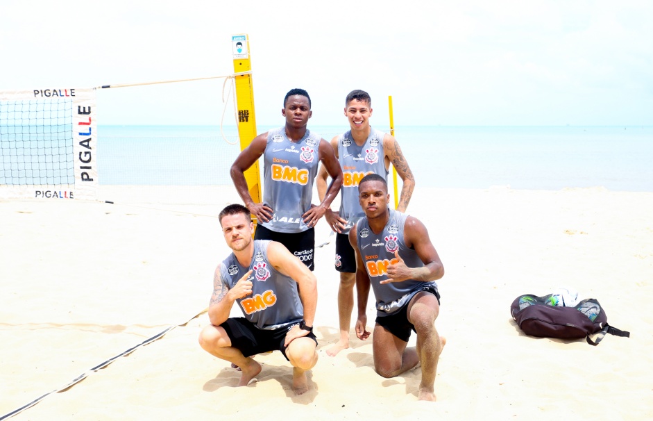 Elenco do Corinthians treino nas praias de Fortaleza na ltima quinta-feira