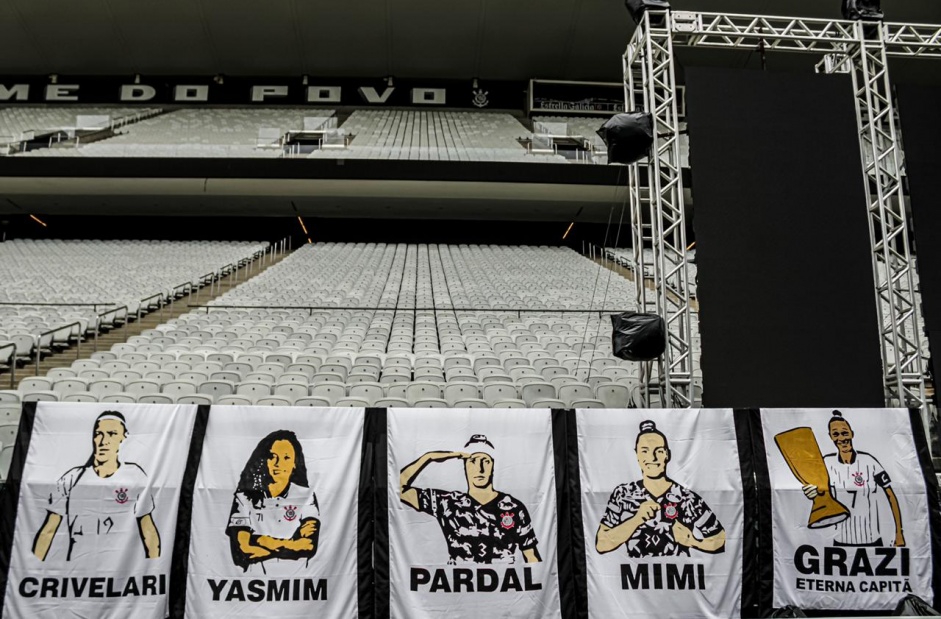 Movimento de torcedoras corinthianas levou 32 bandeiras  Neo Qumica Arena para final do Brasileiro