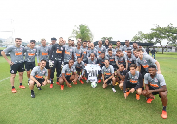 Elenco celebrou a marca alcan�ada pelo centroavante no Corinthians