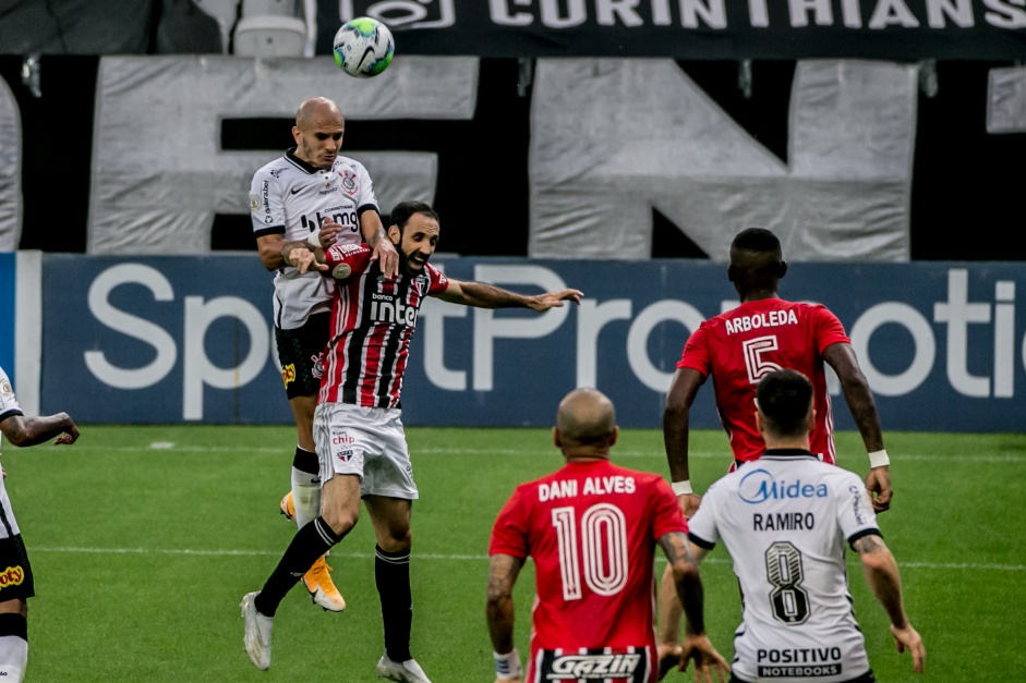 Fbio Santos disputa bola com Juanfran em Majestoso; Timo venceu por 1 a 0