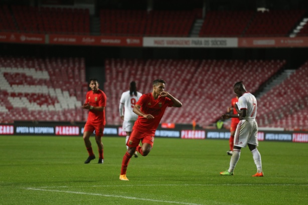 VÍDEO: ex-São Paulo conta com a sorte e faz gol sem querer no