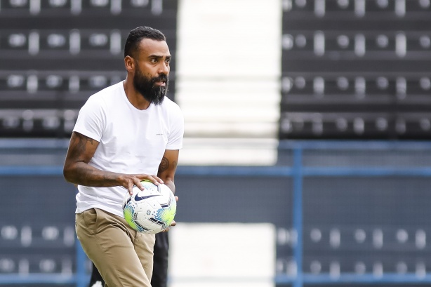 Time de Dyego Coelho foi dominado jogando em casa; treinador ficou bastante irritado ao longo do jogo
