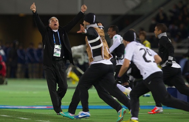 Tite comanda Corinthians em vitória sobre o Chelsea, pela final do Mundial de 2012, o grande título da década