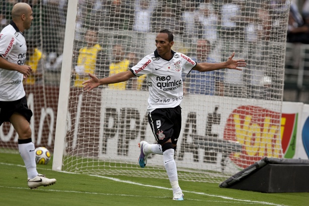 Corinthians recorda reestreia de luxo do ídolo Liedson