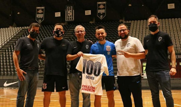 Deives foi homenageado pelo Corinthians pela marca de 100 gols pelo clube