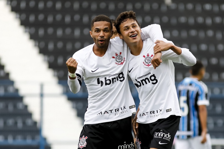Matheus Arajo (direita)  o jogador do Timozinho com mais participaes em gols; Vitinho (esquerda) est logo atrs