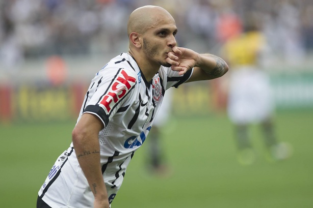 Fábio Santos marcou gol na última vez em que o Corinthians venceu na despedida do ano