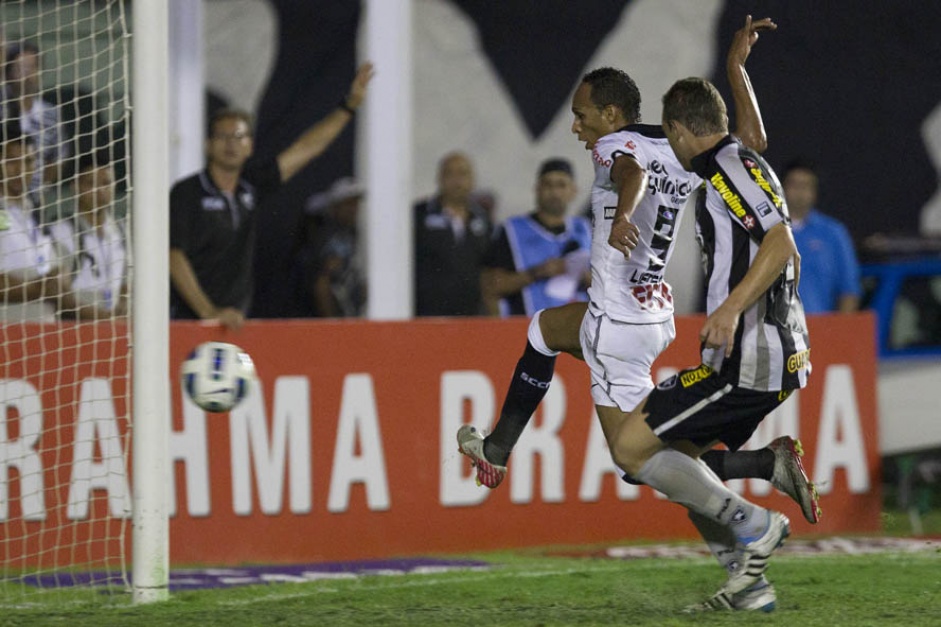 Liedson, aps passe de Fbio Santos, marcou um dos gols do Corinthians naquela partida