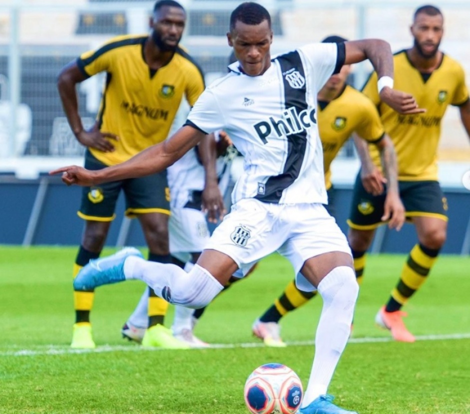 Matheus Alexandre, de 21 anos, foi contratado em abril de 2019, mas seguiu na Ponte Preta; diretoria do Corinthians ter de dar um novo destino ao lateral-direito