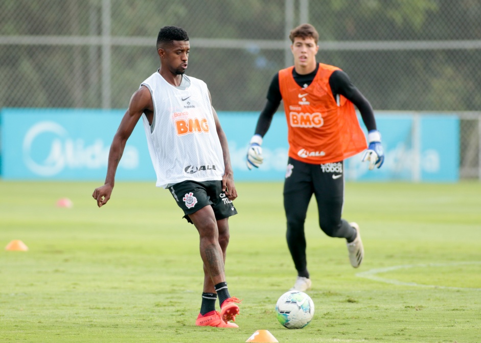 Jonathan Caf retornou aos treinos do Corinthians nesta segunda-feira