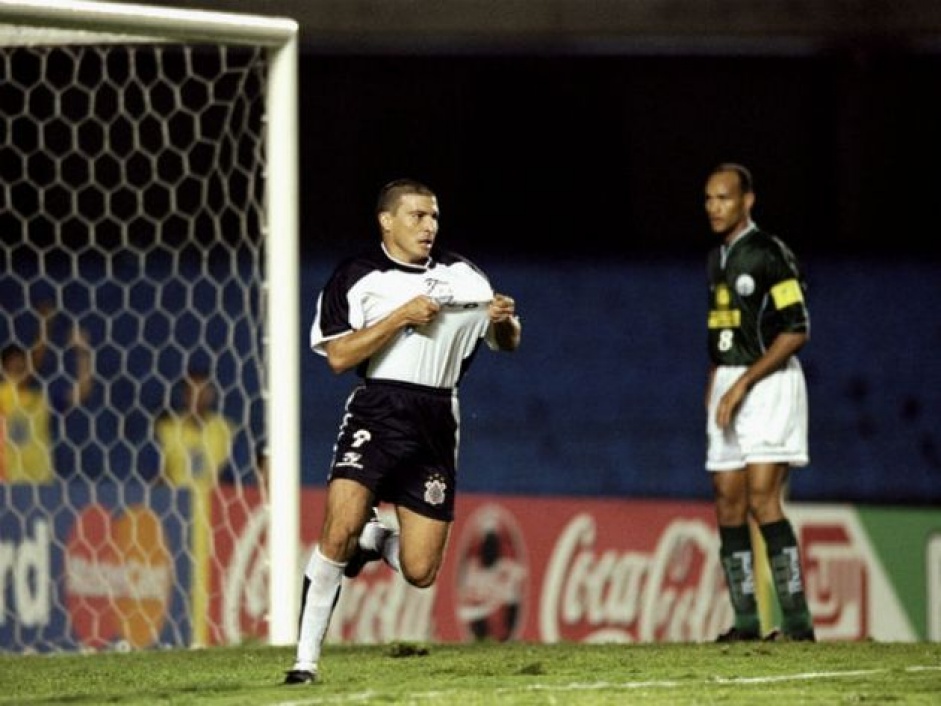 Luizo foi o autor do primeiro gol do Corinthians em Mundiais; jogador abriu o placar contra o Raja Casablanca, em 2000