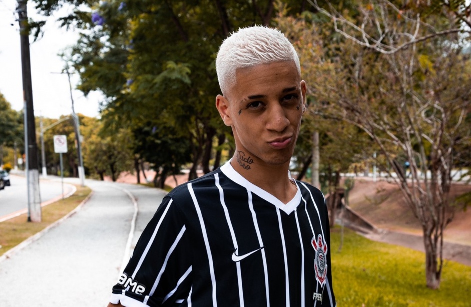 Vgzinnn faz pose "travado na beleza" com a camisa do Corinthians