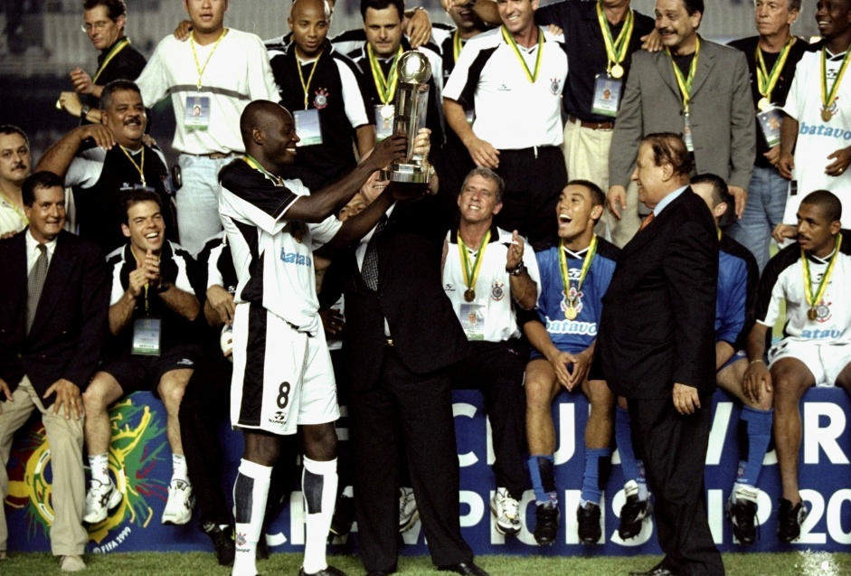 Timão ergueu seu primeiro Mundial em 2000; Yamada é o terceiro sentado da direita para a esquerda, com a boca aberta olhando para Rincón