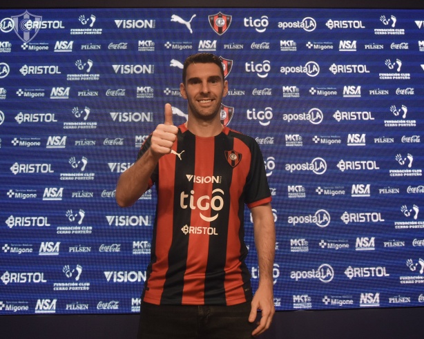 Boselli recebeu a camisa 9 do clube paraguaio