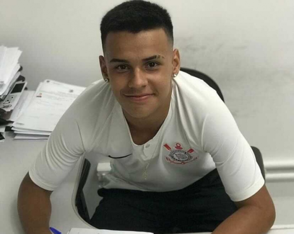 Meia-atacante Guilherme Henrique assinou contrato de formação com o Corinthians