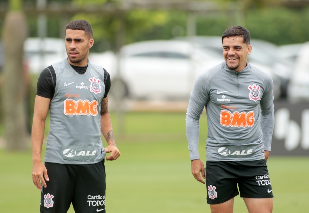 Gabriel e Fagner são dois dos pendurados para o duelo desta quarta-feira