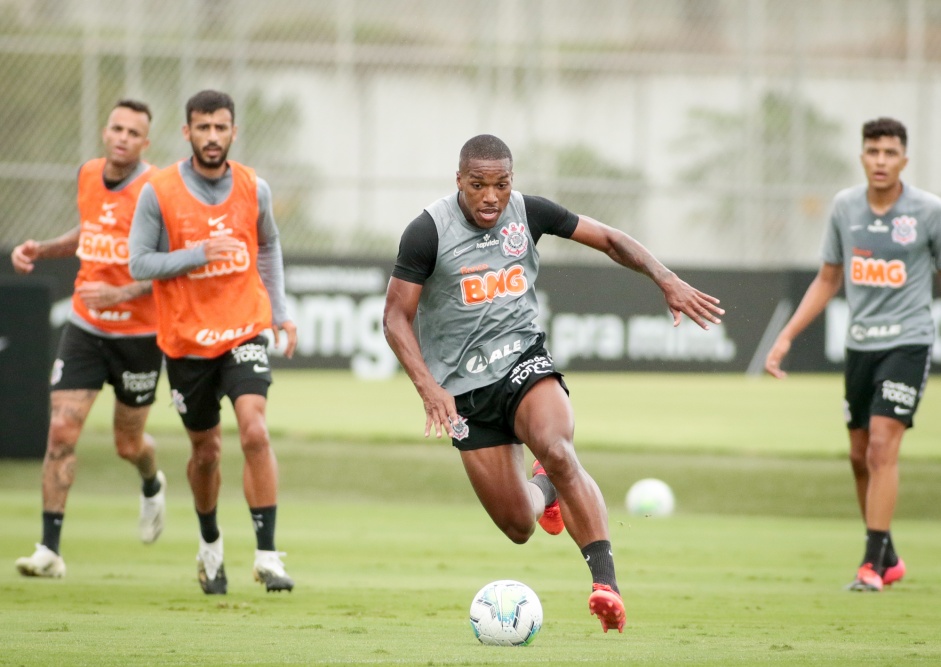 Corinthians faz primeiro treino de olho no Palmeiras