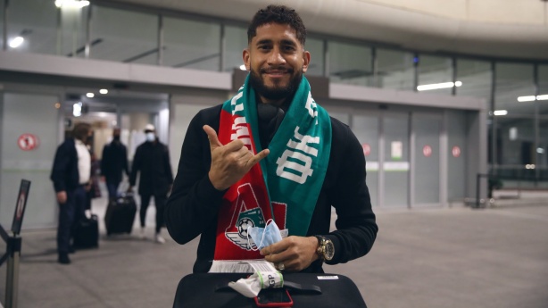 Pablo posa com um cachecol do Lokomotiv Moscou, seu novo clube