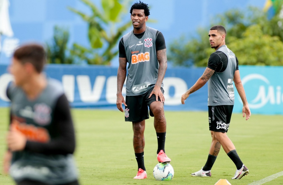 Gabriel e Gil são desfalque do Corinthians para jogo contra o Sport