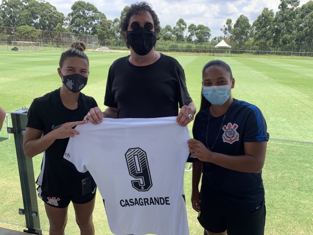 Casagrande esteve recentemente em treino do elenco feminino